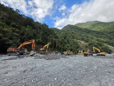 馬太鞍堰塞湖湖水幾已見底，完成壩體降挖階段性任務。